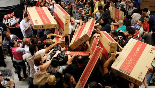 Покупка телевизоров во время распродажи в Черную Пятницу в Сан-Паулу, Бразилия