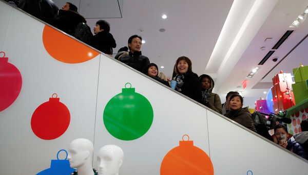 Покупатели на эскалаторе во время распродажи в Черную пятницу в Нью-Йорке, США