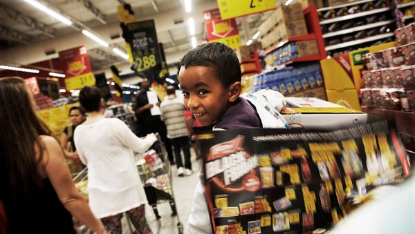Ребенок в тележке во время распродажи в Черную пятницу в Сан-Паулу, Бразилия