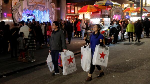 Покупатели выходят из магазина во время распродажи в Черную пятницу в Манхэттене, Нью-Йорк, США