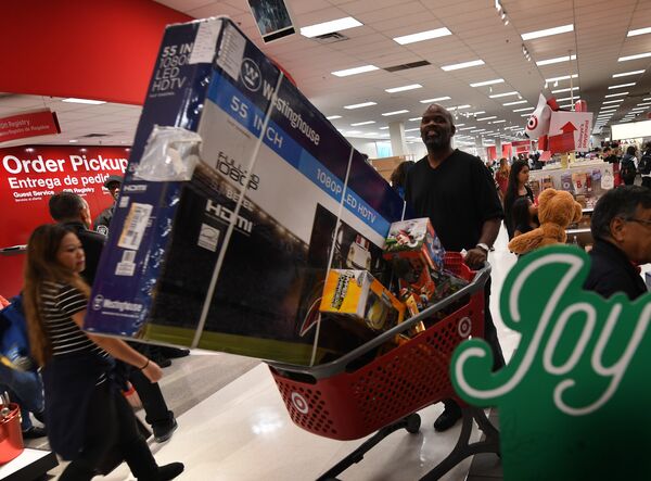 Покупатель с тележкой во время распродажи в Черную пятницу в Калвер-Сити, штат Калифорния, США
