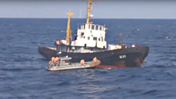 Стоп-кадр с видео спасения украинского судна российским кораблем Вице-адмирал Кулаков в Средиземном море