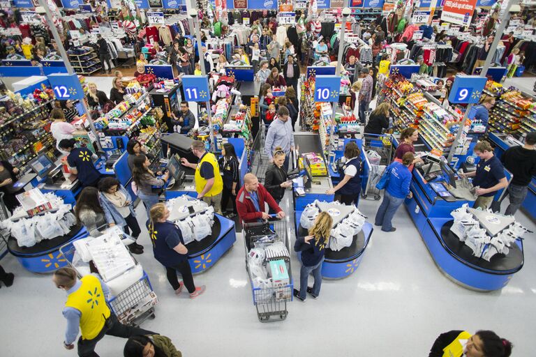 Покупатели в магазине Walmart во время распродажи в Черную пятницу в Бентонвилле, США