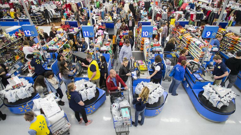 Покупатели в магазине Walmart во время распродажи в Черную пятницу в Бентонвилле, США