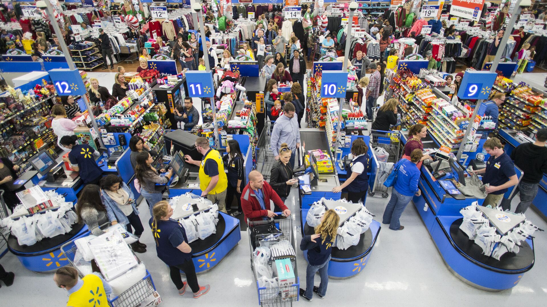 Покупатели в магазине Walmart во время распродажи в Черную пятницу в Бентонвилле, США - РИА Новости, 1920, 03.09.2022