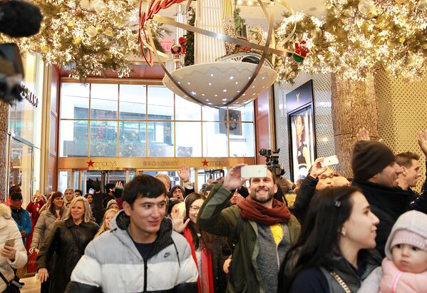 Покупатели в универмаге Macy's во время распродажи в Черную пятницу в Нью-Йорке, США