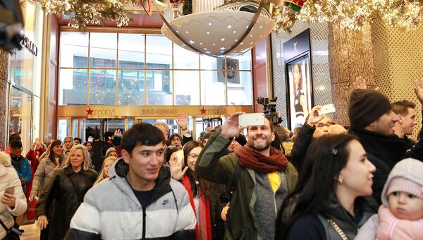 Покупатели в универмаге Macy's во время распродажи в Черную пятницу в Нью-Йорке, США