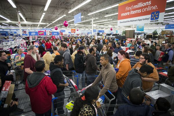 Покупатели в магазине Walmart во время распродажи в Черную пятницу в Бентонвилле, США