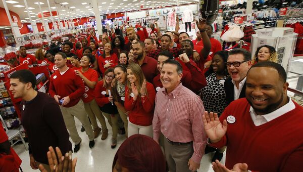 Исполнительный директор Target Брайан Корнелл с сотрудниками магазина перед началом продаж в Черную пятницу в Джерси-Сити, Нью-Джерси, США