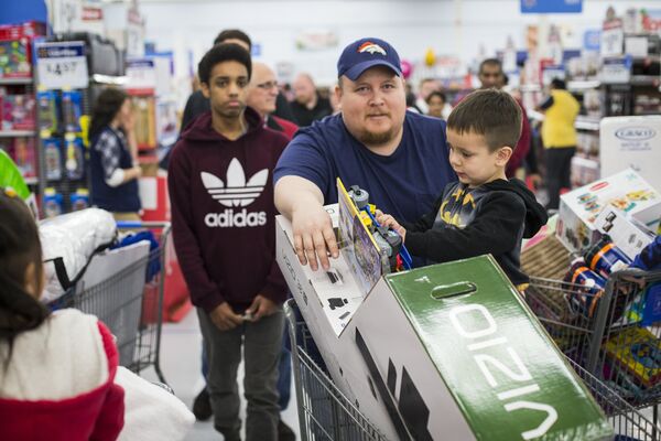 Покупатели в магазине Walmart во время распродажи в Черную пятницу в Бентонвилле, США