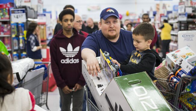 Покупатели в магазине Walmart во время распродажи в Черную пятницу в Бентонвилле, США