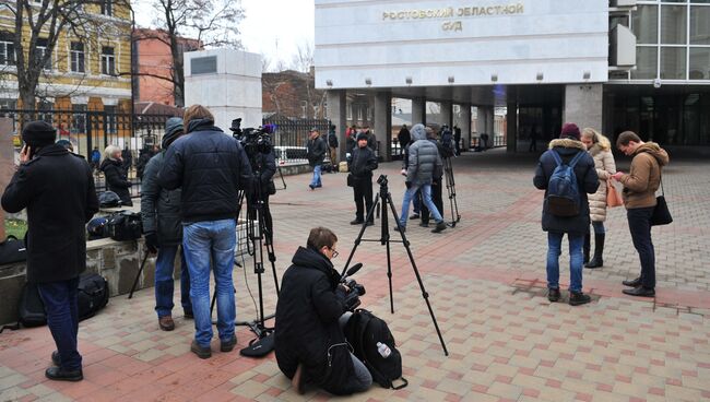 Журналисты у здания Ростовского областного суда в Ростове-на-Дону. Бывший президент Украины Виктор Янукович будет давать показания по видеосвязи в качестве свидетеля по делу о беспорядках в Киеве в феврале 2014 года. 25 ноября 2016