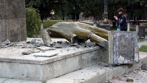 Разрушенный памятник Владимиру Ленину в Судаке. Архивное фото
