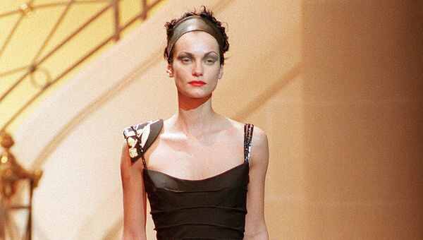 Модель во время репетиции показа коллекции Versace осень-зима 1997/98 в Париже. 5 июля 1997