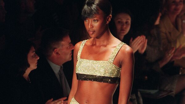 Модель Наоми Кэмпбелл во время показа зимней коллекции Versace 1997/98 в Милане