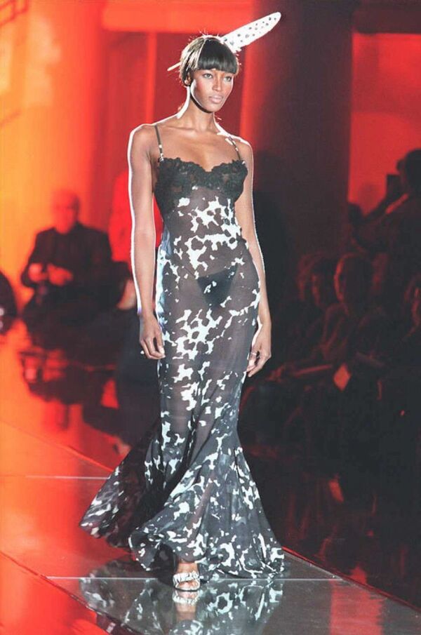 Британская модель Наоми Кэмпбелл во время показа коллекции Versace весна-лето 1996 в Париже