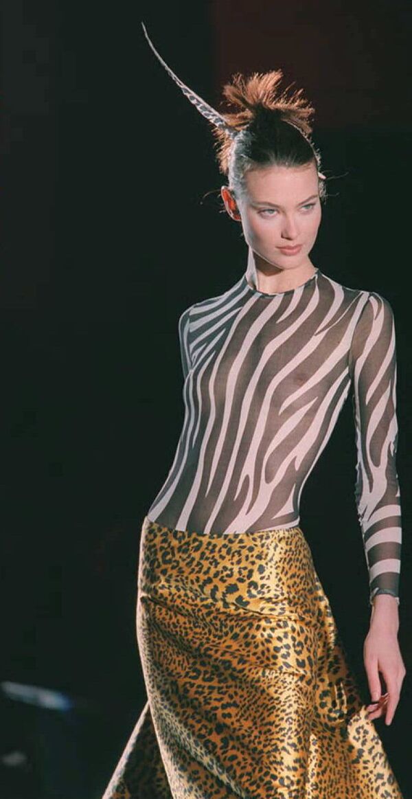 Модель во время показа коллекции Versace весна-лето 1996 в Париже