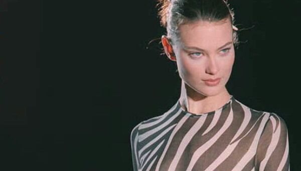 Модель во время показа коллекции Versace весна-лето 1996 в Париже