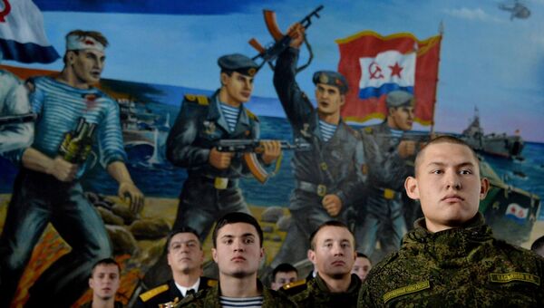 Военнослужащие вооружённых сил РФ во время торжественного собрания на праздновании Дня морской пехоты России в 155-й отдельной бригаде морской пехоты Тихоокеанского флота во Владивостоке