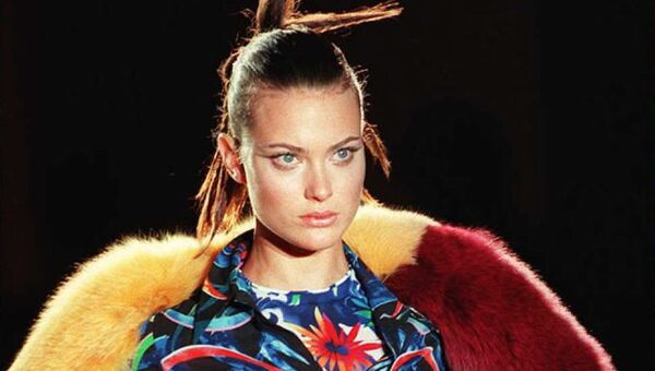 Модель во время показа коллекции Versace осень-зима 1996/1997 в Париже