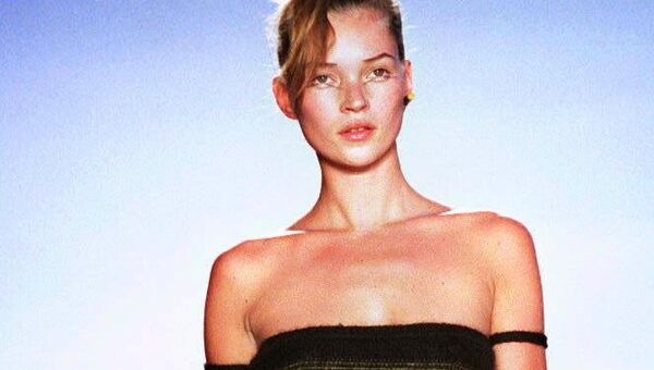 Модель Кейт Мосс во время показа коллекции Versace в рамках недели моды в Нью-Йорке. 1997 год