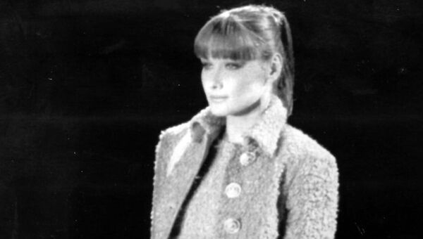 Итальянская топ-модель Карла Бруни во время показа коллекции Versace осень-зима в Милане, Италия. 1 марта 1994