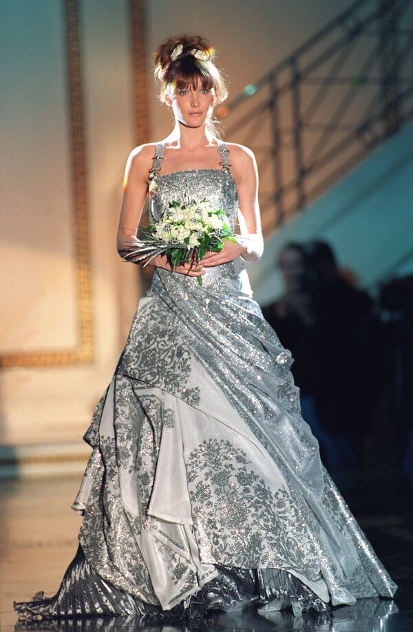 Итало-французская топ-модель Карла Бруни во время показа коллекции Versace весна-лето 1994 в Париже, Франция