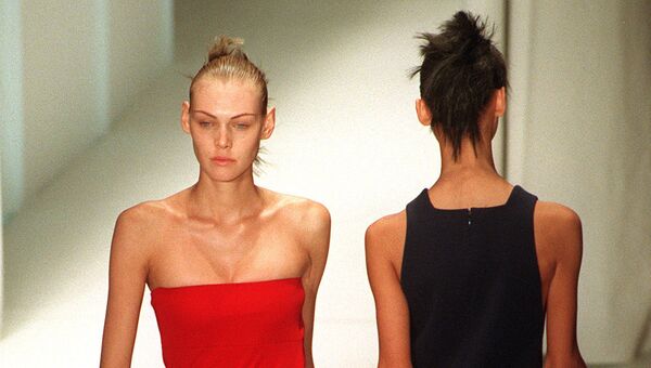 Модели во время показа зимней коллекции Versace 1997/98 в Милане