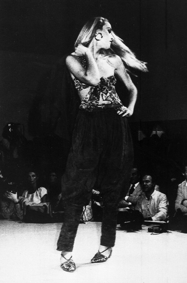 Топ-модель США Джерри Холл во время показа коллекции Versace весна-лето 1981 в Милане