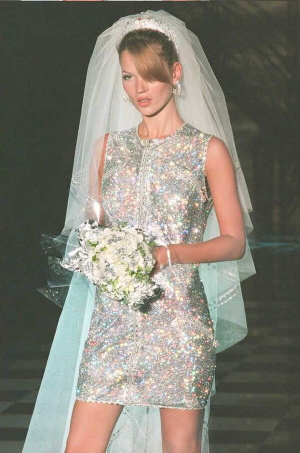 Модель в свадебном платье от Versace во время показа в отеле Ritz. 1995 год