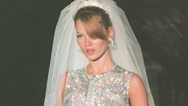 Модель в свадебном платье от Versace во время показа в отеле Ritz. 1995 год
