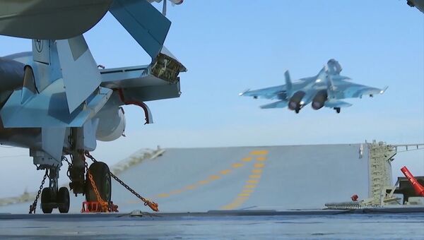 Истребитель Су-33 производит взлет с палубы тяжёлого авианесущего крейсера Адмирал Флота Советского Союза Кузнецов