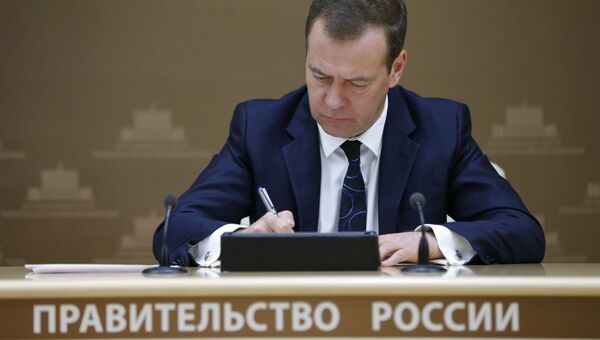 Дмитрий Медведев во время совещания о ситуации с задолженностью по заработной плате. 25 ноября 2016