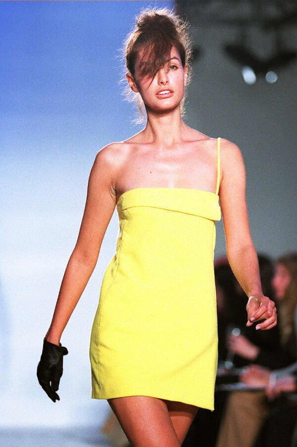 Модель во время показа коллекции Versace в рамках недели моды в Нью-Йорке. 1997 год