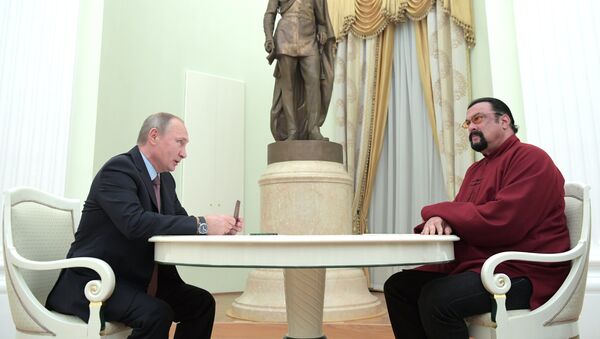 Президент РФ Владимир Путин и американский актер Стивен Сигал во время встречи в Кремле. 25 ноября 2016
