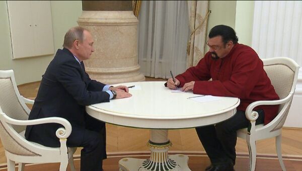 Путин вручил Стивену Сигалу паспорт РФ и показал, где актеру поставить подпись