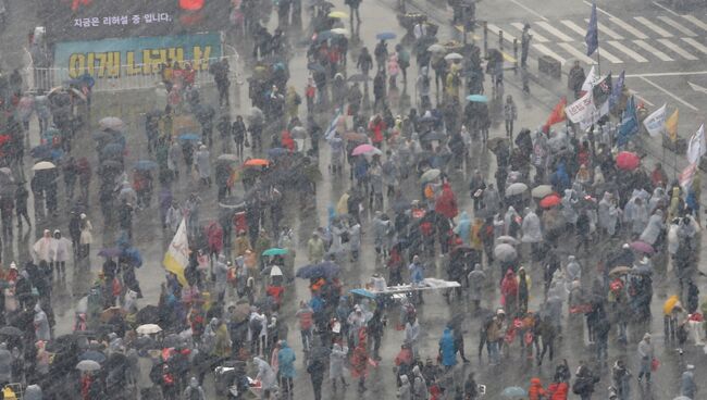 Участники антиправительственных протестов в Сеуле, 26 ноября 2016