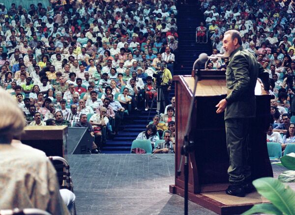 Президент Кубы Фидель Кастро выспутает с речью в Сантьяго-де-Куба. 9 января 1998