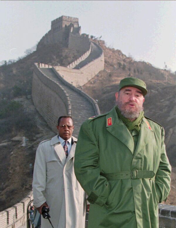 Президент Кубы Фидель Кастро на фоне Великой китайской стены. 1 декабря 1995