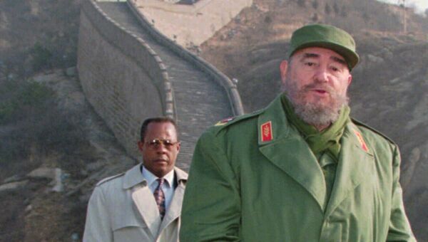 Президент Кубы Фидель Кастро на фоне Великой китайской стены. 1 декабря 1995