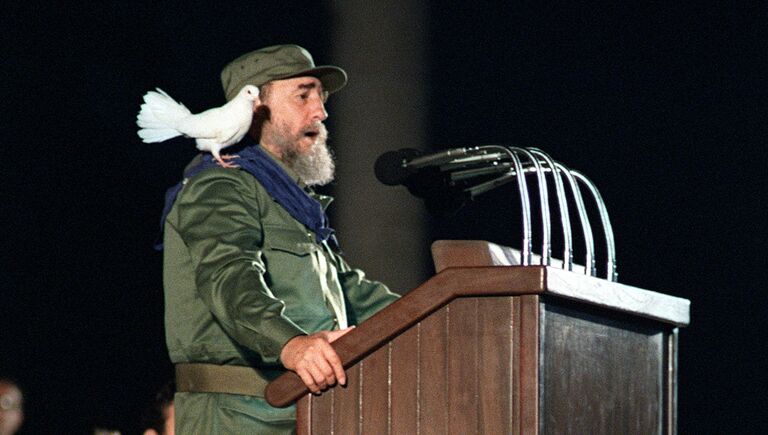 Президент Кубы Фидель Кастро обращается к молодежи во время празднования 30-й годовщины Кубинской революции. 8 января 1989