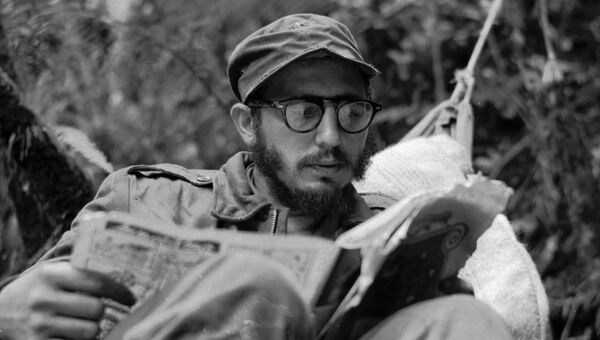 Фидель Кастро во время чтения. 1 января 1957. Архивное фото