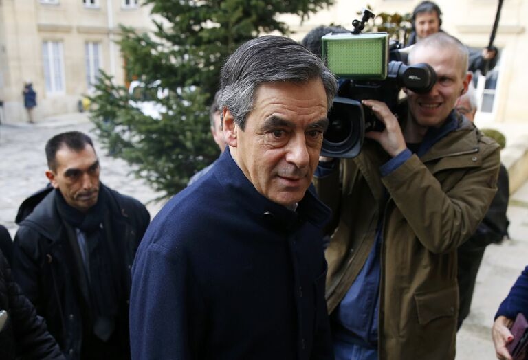 Франсуа Фийон во время голосования во втором туре праймериз, 27 ноября 2016 Франсуа Фийон во время голосования во втором туре праймериз, 27 ноября 2016