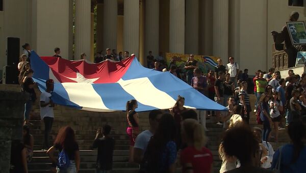 Студенты в Гаване развернули огромный флаг Кубы в память о Фиделе Кастро