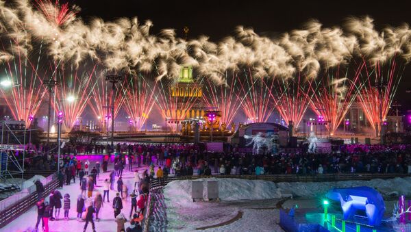 Салют во время праздничного открытия третьего сезона катка ВДНХ в Москве