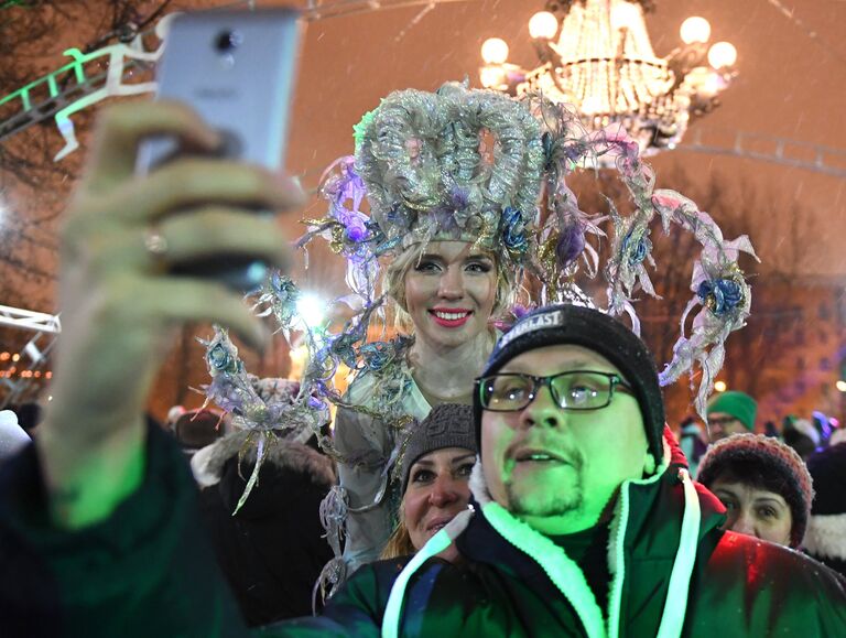 Горожане фотографируются на открывшемся сегодня катке в саду Эрмитаж в Москве