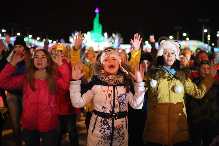 Посетители во время праздничного открытия третьего сезона катка ВДНХ в Москве