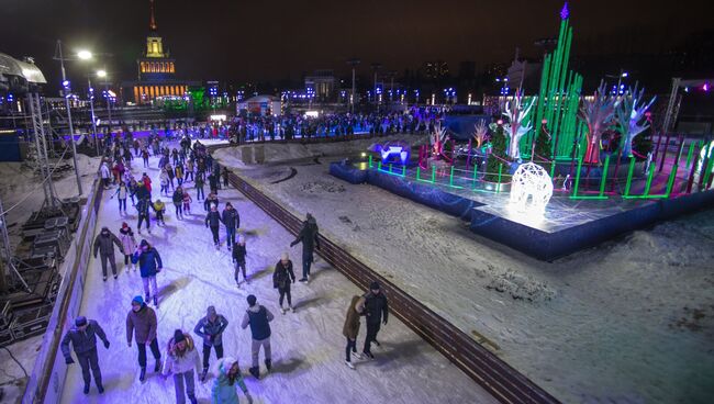 Во время праздничного открытия третьего сезона катка ВДНХ в Москве. Архивное фото
