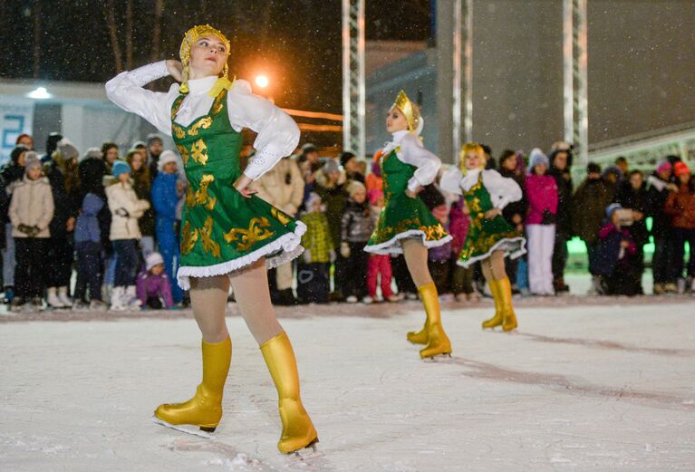 Выступление артистов на открытии катка Лёд в парке культуры и отдыха Сокольники в Москве