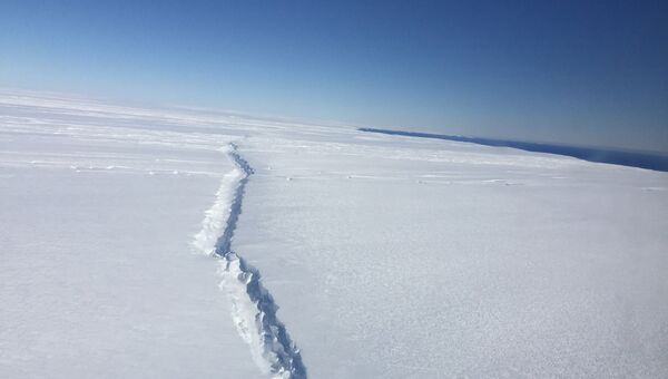 Трещина, возникшая в результате раскола Западного ледового щита Антарктиды у его подножья. Архивное фото